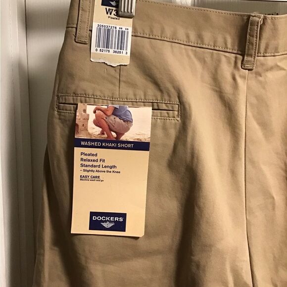 NWT Dockers washed pleated relaxed fit Khaki shorts sz.32 - Picture 2 of 6